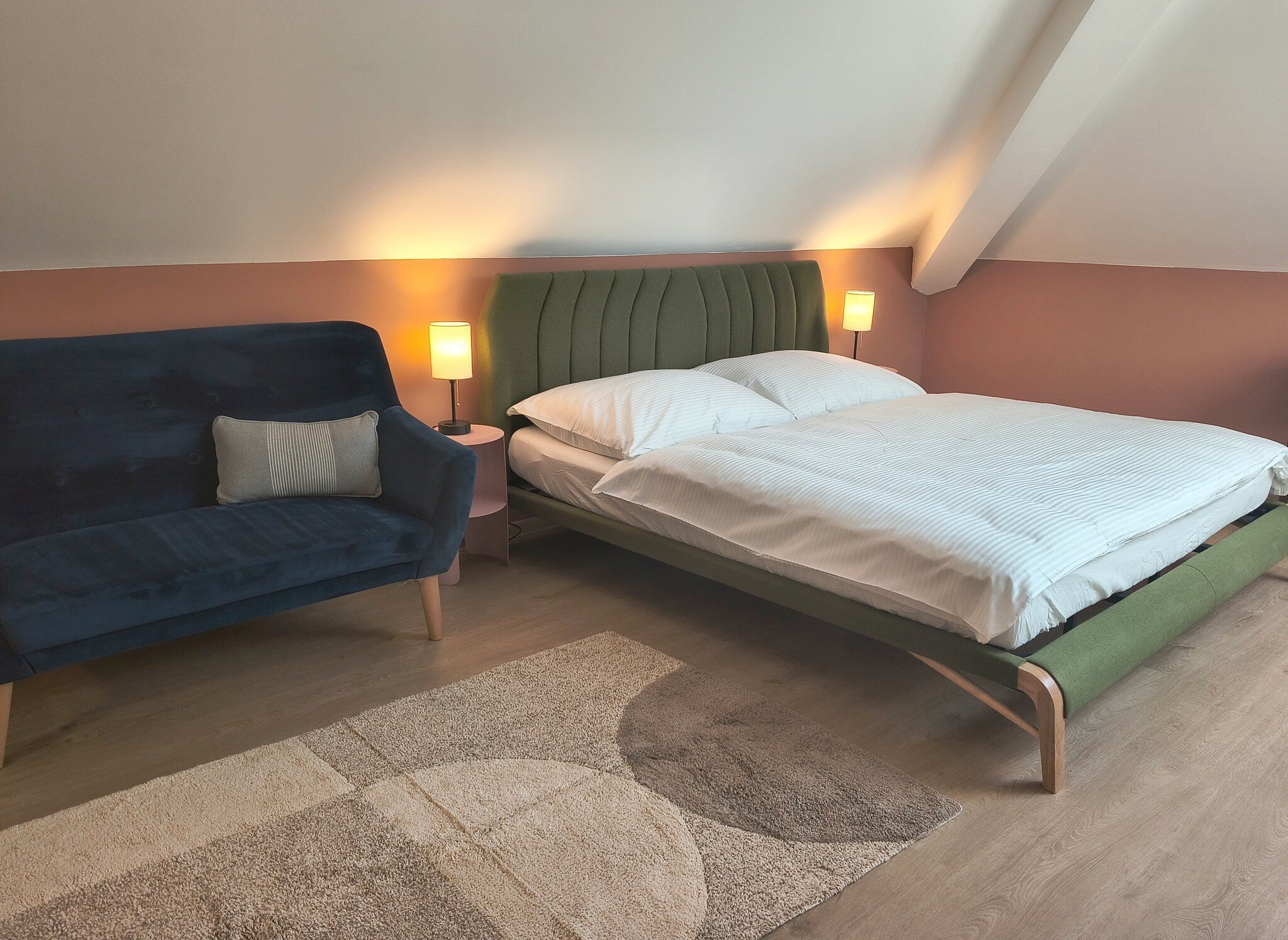 King bed and sofa in room 401
