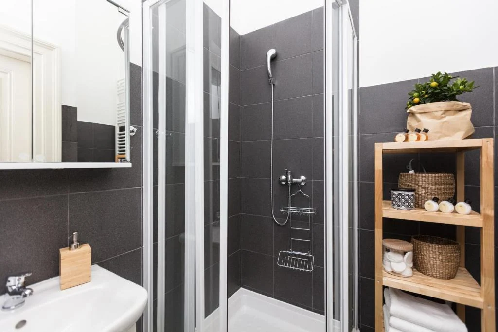 Koupelna se sprchou v reprezentativním apartmánu kategorie Classic XL