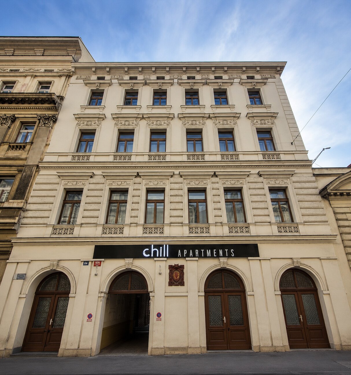 Fasáda budovy CHILL Apartments v Sokolské ulici v Praze